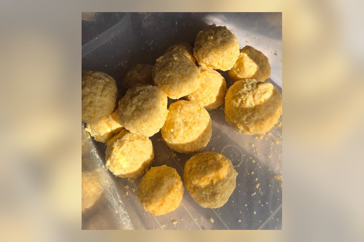 お味噌づくりで、麹と大豆を手でまぜる様子